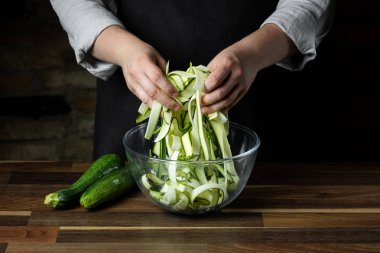 Taze kabak dilimleri cam kase salata sebze diyet yemek için yemek Şef. Sağlıklı gıda kavramı