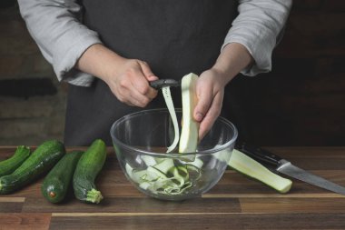 Taze kabak dilimleri cam kase salata sebze diyet yemek için yemek Şef. Sağlıklı gıda kavramı