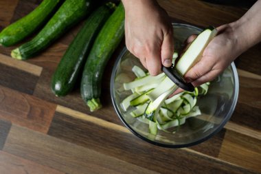 Taze kabak dilimleri cam kase salata sebze diyet yemek için yemek Şef. Sağlıklı gıda kavramı