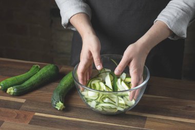 Taze kabak dilimleri cam kase salata sebze diyet yemek için yemek Şef. Sağlıklı gıda kavramı