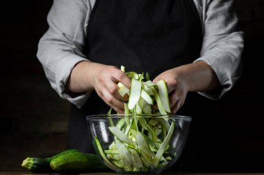 Taze kabak dilimleri cam kase salata sebze diyet yemek için yemek Şef. Sağlıklı gıda kavramı