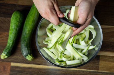 Taze kabak dilimleri cam kase salata sebze diyet yemek için yemek Şef. Sağlıklı gıda kavramı