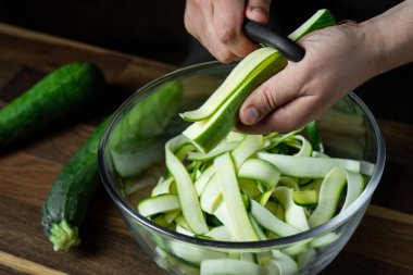 Taze kabak dilimleri cam kase salata sebze diyet yemek için yemek Şef. Sağlıklı gıda kavramı