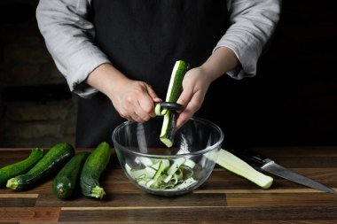 Taze kabak dilimleri cam kase salata sebze diyet yemek için yemek Şef. Sağlıklı gıda kavramı