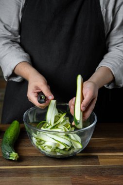 Taze kabak dilimleri cam kase salata sebze diyet yemek için yemek Şef. Sağlıklı gıda kavramı