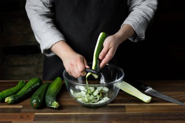 Taze kabak dilimleri cam kase salata sebze diyet yemek için yemek Şef. Sağlıklı gıda kavramı