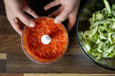 Karıştırma ve Blender geleneksel salça yemek Şef