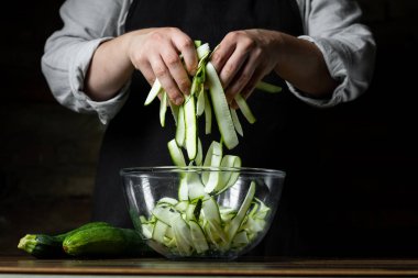 Taze kabak dilimleri cam kase salata sebze diyet yemek için yemek Şef. Sağlıklı gıda kavramı