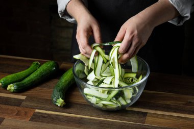 Taze kabak dilimleri cam kase salata sebze diyet yemek için yemek Şef. Sağlıklı gıda kavramı