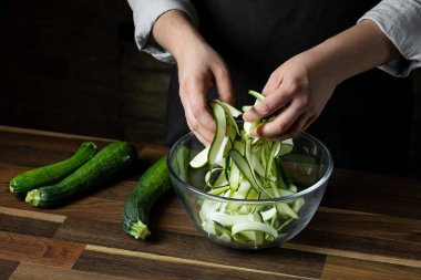 Taze kabak dilimleri cam kase salata sebze diyet yemek için yemek Şef. Sağlıklı gıda kavramı