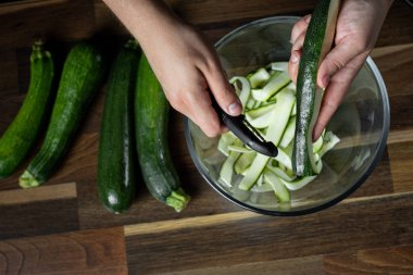 Taze kabak dilimleri cam kase salata sebze diyet yemek için yemek Şef. Sağlıklı gıda kavramı