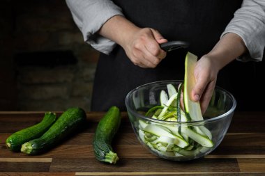 Taze kabak dilimleri cam kase salata sebze diyet yemek için yemek Şef. Sağlıklı gıda kavramı