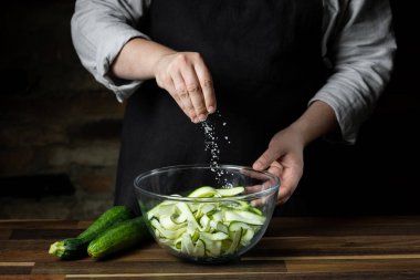 Taze kabak dilimleri cam kase salata sebze diyet yemek için yemek Şef. Sağlıklı gıda kavramı