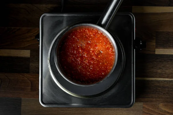 Cozinhar Molho Tomate Panela Metal Processo Etapas Cozinha Fundo Preto — Fotografia de Stock