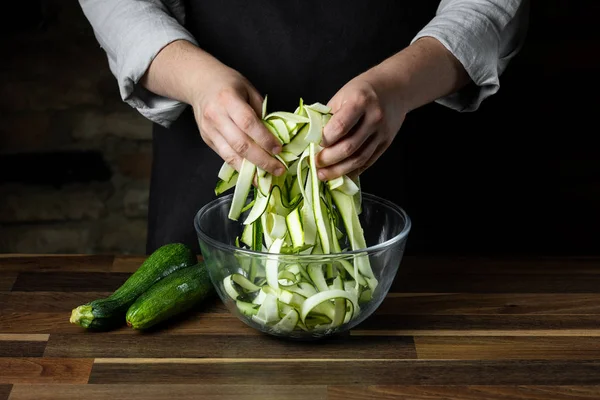 Taze kabak dilimleri cam kase salata sebze diyet yemek için yemek Şef. Sağlıklı gıda kavramı