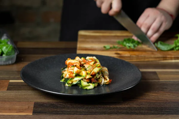 Kock Matlagning Zucchini Italiensk Maträtt Matlagning Med Ost Och Tomatsås — Stockfoto