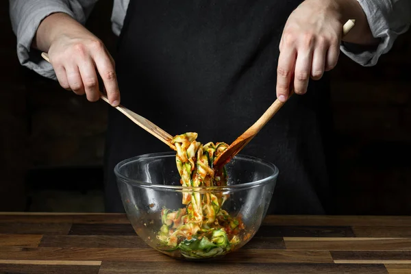 Chef Memasak Zucchini Hidangan Italia Memasak Dengan Keju Dan Saus — Stok Foto