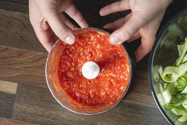 Chef Mistura Cozinhar Molho Tradicional Tomate Liquidificador — Fotografia de Stock