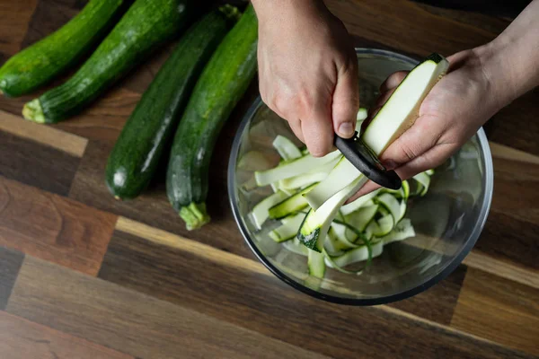 Taze kabak dilimleri cam kase salata sebze diyet yemek için yemek Şef. Sağlıklı gıda kavramı