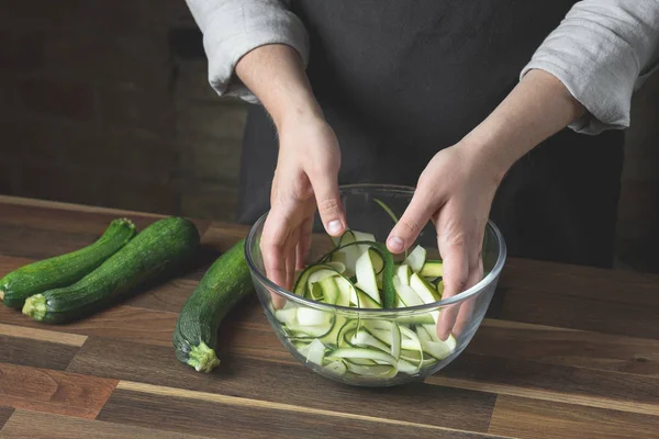 Taze kabak dilimleri cam kase salata sebze diyet yemek için yemek Şef. Sağlıklı gıda kavramı