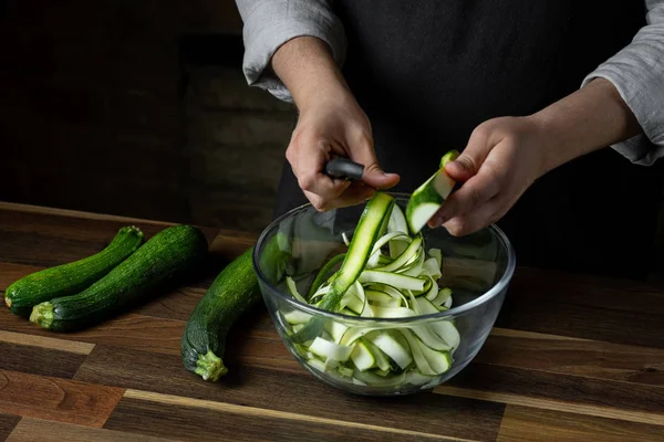 Taze kabak dilimleri cam kase salata sebze diyet yemek için yemek Şef. Sağlıklı gıda kavramı