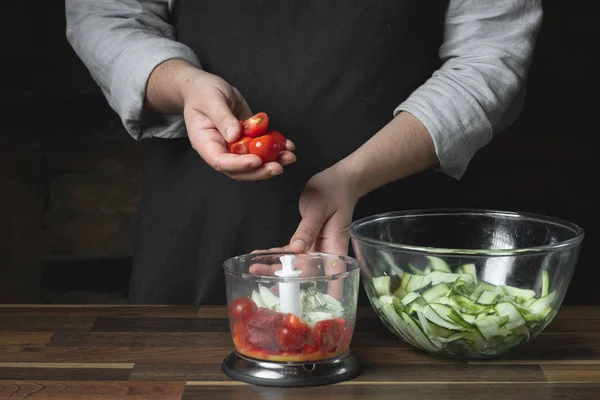 Kocken Blandning Och Matlagning Traditionella Tomatsås Mixer — Stockfoto