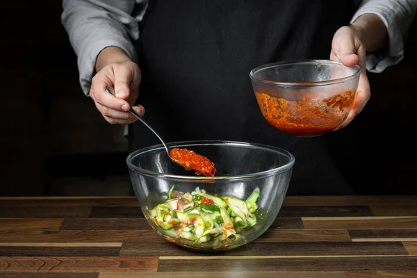 Kock Matlagning Zucchini Italiensk Maträtt Matlagning Med Ost Och Tomatsås — Stockfoto