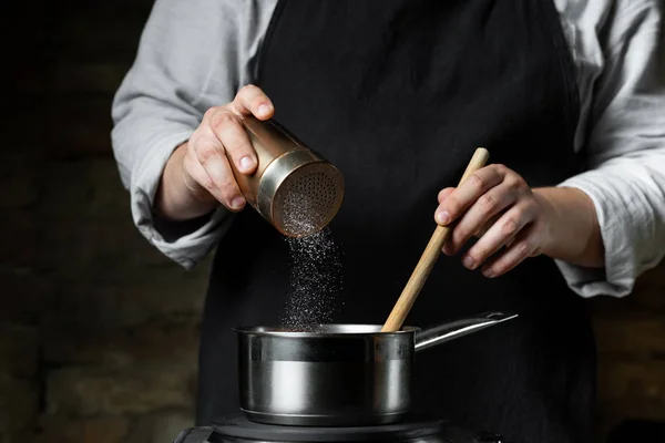Приготування Томатного Соусу Металевій Каструлі Шеф Кухарем Своїми Руками Процес — стокове фото