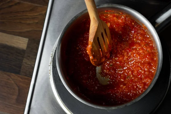 Matlagning Tomatsås Metall Kastrull Steg Process Kök Svart Bakgrund Kopia — Stockfoto
