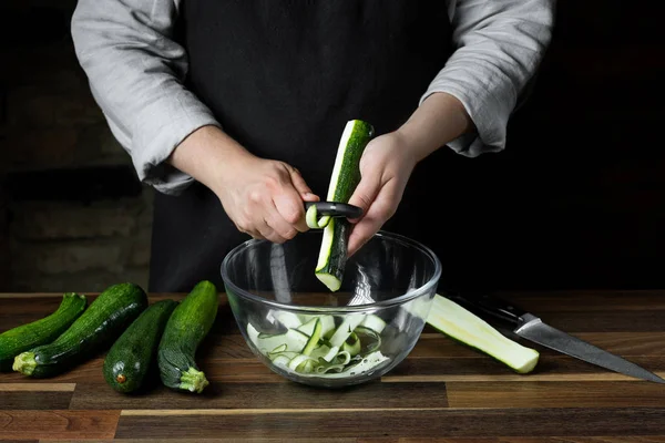 Taze kabak dilimleri cam kase salata sebze diyet yemek için yemek Şef. Sağlıklı gıda kavramı