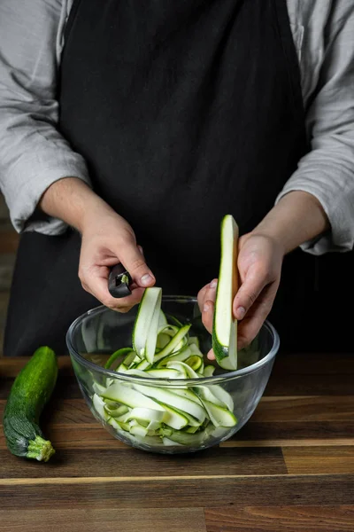 Taze kabak dilimleri cam kase salata sebze diyet yemek için yemek Şef. Sağlıklı gıda kavramı