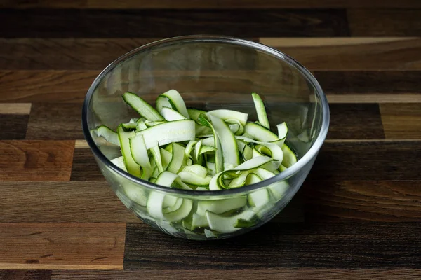 Taze kabak dilimleri cam kase pişirme sebze salata diyet. Sağlıklı gıda kavramı