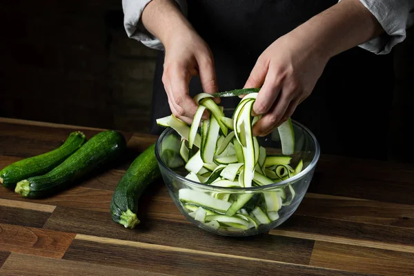 Taze kabak dilimleri cam kase salata sebze diyet yemek için yemek Şef. Sağlıklı gıda kavramı
