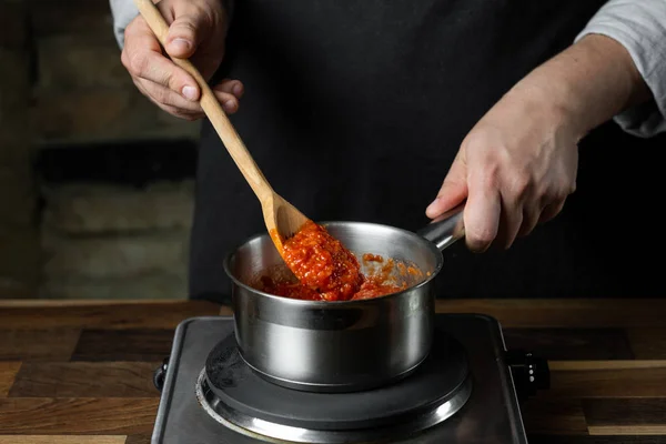 Vaření Tomatová Omáčka Kovových Rendlík Chef Rukama Kroky Procesu Kuchyň — Stock fotografie