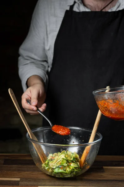 Kock Matlagning Zucchini Italiensk Maträtt Matlagning Med Ost Och Tomatsås — Stockfoto