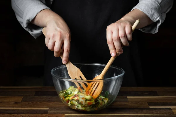 Kock Matlagning Zucchini Italiensk Maträtt Matlagning Med Ost Och Tomatsås — Stockfoto