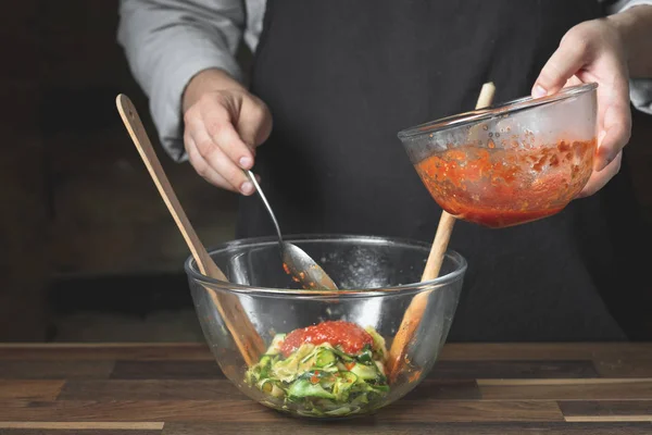 Kock Matlagning Zucchini Italiensk Maträtt Matlagning Med Ost Och Tomatsås — Stockfoto