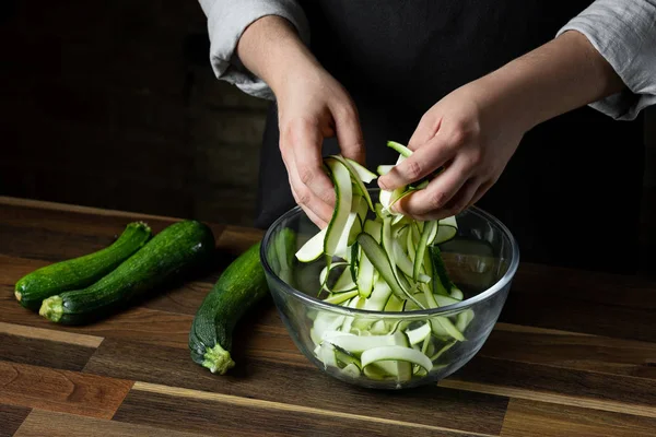 Taze kabak dilimleri cam kase salata sebze diyet yemek için yemek Şef. Sağlıklı gıda kavramı