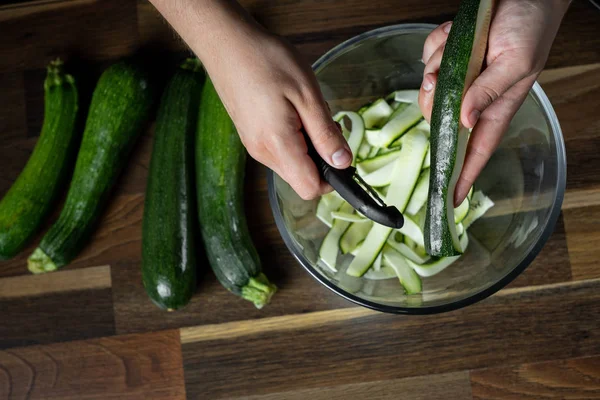 Taze kabak dilimleri cam kase salata sebze diyet yemek için yemek Şef. Sağlıklı gıda kavramı