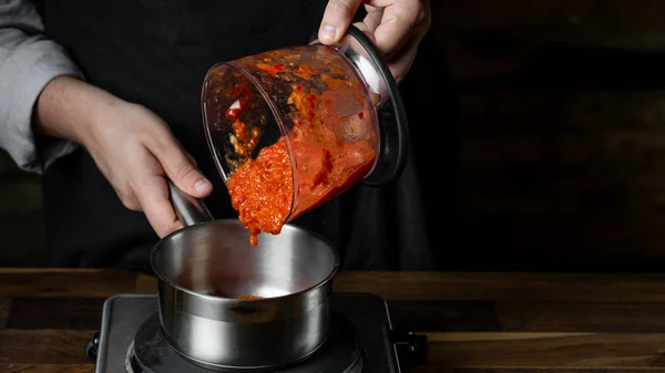 Cozinhar Molho Tomate Panela Metal Por Mãos Chef Processo Etapas — Fotografia de Stock