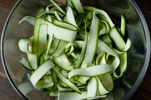 Taze kabak dilimleri cam kase pişirme sebze salata diyet. Sağlıklı gıda kavramı