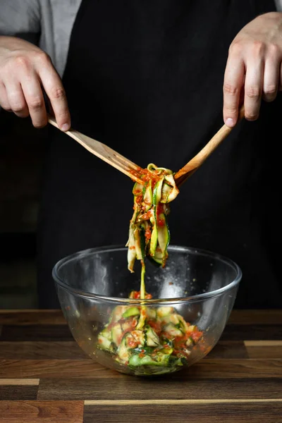 Kock Matlagning Zucchini Italiensk Maträtt Matlagning Med Ost Och Tomatsås — Stockfoto