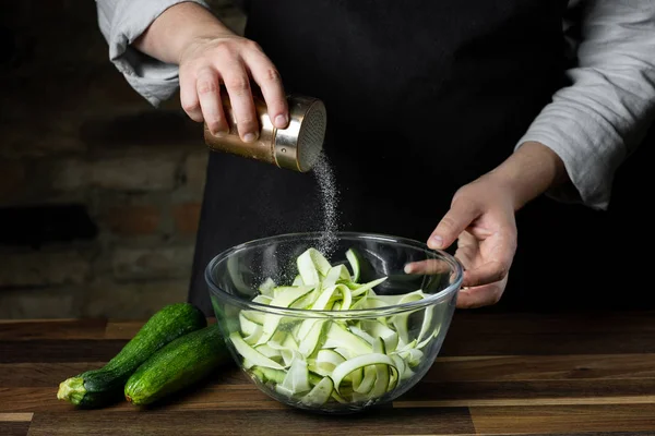 Taze kabak dilimleri cam kase salata sebze diyet yemek için yemek Şef. Sağlıklı gıda kavramı