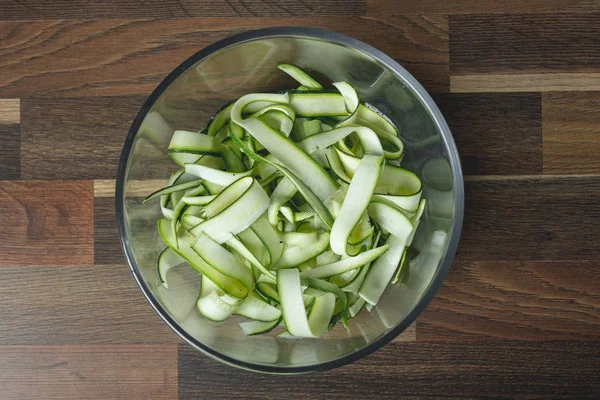 Taze kabak dilimleri cam kase pişirme sebze salata diyet. Sağlıklı gıda kavramı