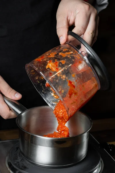Cozinhar Molho Tomate Panela Metal Por Mãos Chef Processo Etapas — Fotografia de Stock