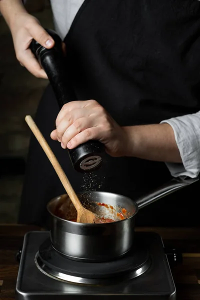 Vaření Tomatová Omáčka Kovových Rendlík Chef Rukama Kroky Procesu Kuchyň — Stock fotografie