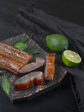 Deniz balığı koyu arka plan üzerinde yeşil limonlu füme