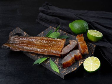 Deniz balığı koyu arka plan üzerinde yeşil limonlu füme