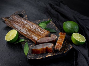 Deniz balığı koyu arka plan üzerinde yeşil limonlu füme