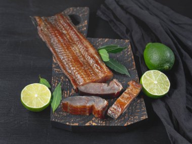 Deniz balığı koyu arka plan üzerinde yeşil limonlu füme